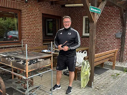 vor dem Gemeindehaus wird gegrillt